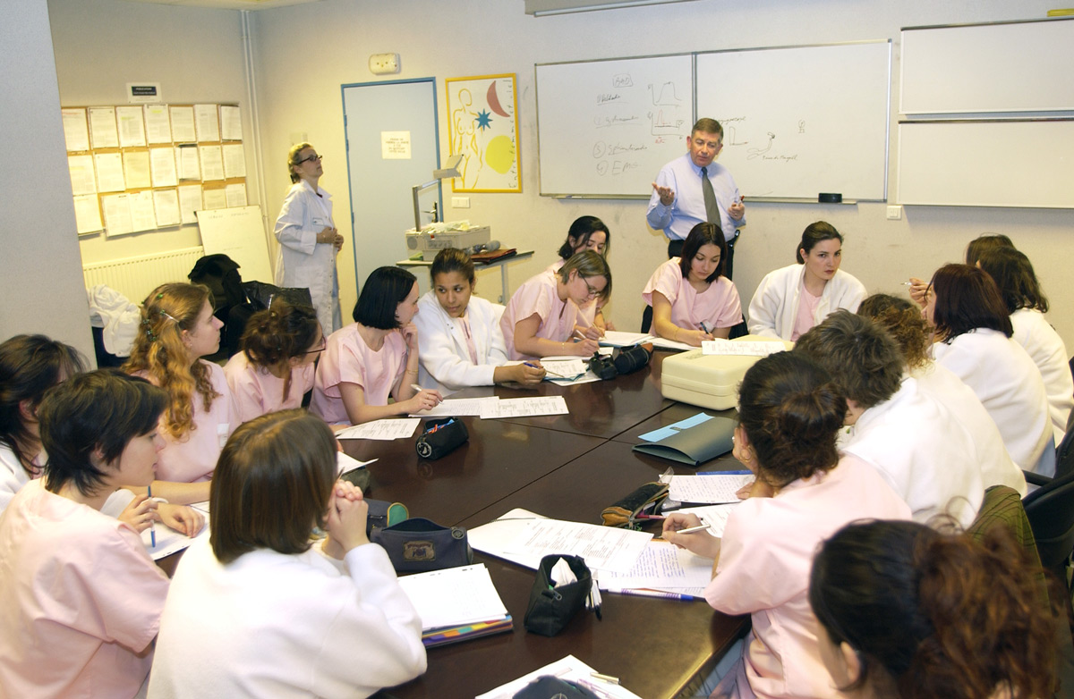 Formation AS : Elle se divise en cours théoriques et en cours pratiques